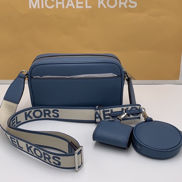 Michael Kors Jet Set Md Leather
Crossbody Bag with Case for Apple
AirPods Pro - Picture 11 of 16